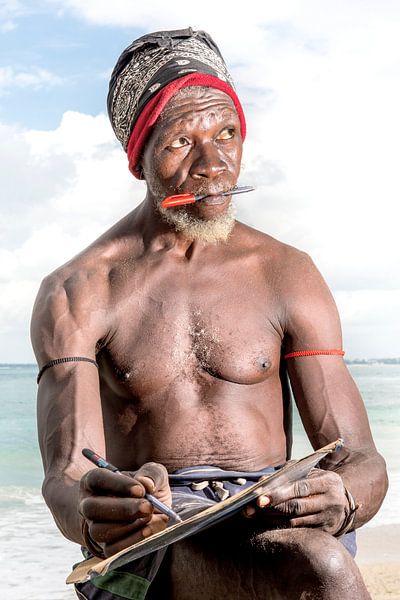 The Beachman, Dar es Salaam, Tanzania van Jeroen Middelbeek