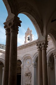 Kerkklok in Dubrovnik van Joyce Beukenex