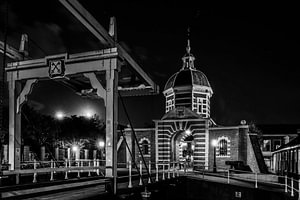 Morse-Tor Leiden in Schwarz-Weiß