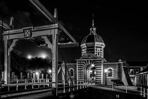 Morspoort Leiden in zwart wit van Dirk van Egmond
