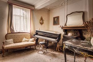 Klavier in Balance von Roman Robroek – Fotos verlassener Gebäude