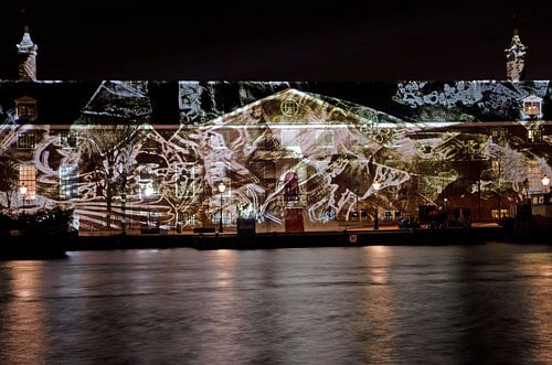 Hermitage met reflectie vallende bladeren