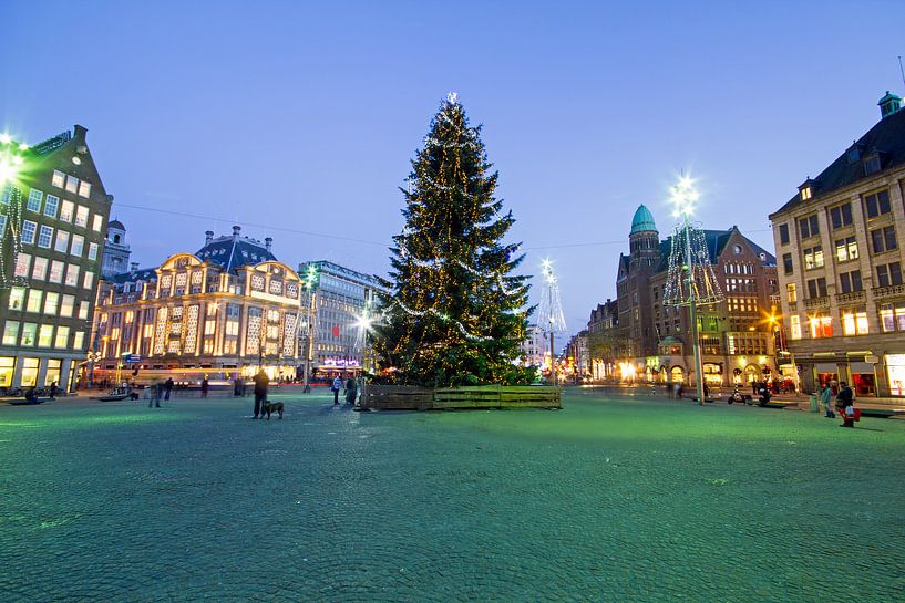 Kerstsfeer op het Damplein in Amsterdam Nederland bij avond by Eye on You