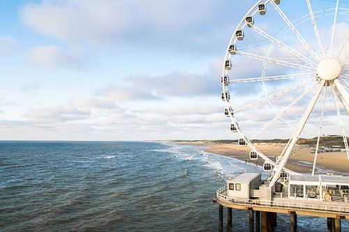 Grande roue à Strand Scheveningen sur la jetée au bord de la mer
