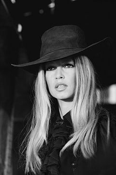 Brigitte Bardot avec un chapeau noir