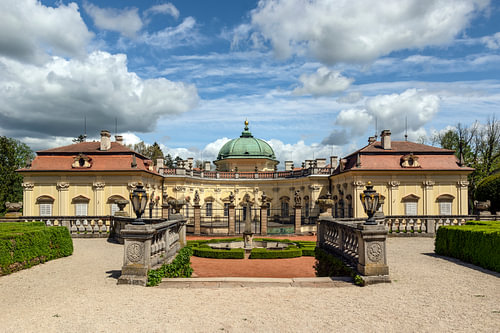 Königliche Eleganz: Der Innenhof des Schlosses Buchlovice – für stilvolle Wohnräume