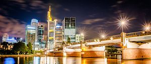 Skyline of Frankfurt at night sur Günter Albers