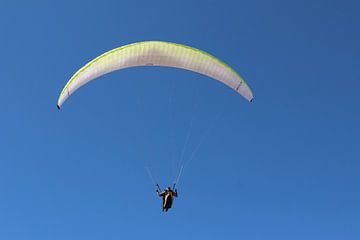 Paraglider in de blauwe lucht van MrsBavel