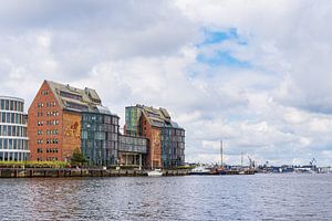 Blick über den Fluss Warnow auf die Hansestadt Rostock