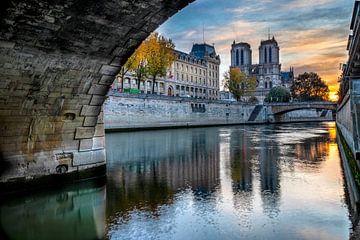 Blick auf Notre Dame unter Pont Saint Michel. von Rene Siebring