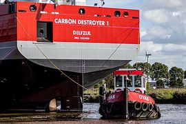 Sleper Gyas begeleidt Carbon Destroyer 1. van Charlotte Gohl