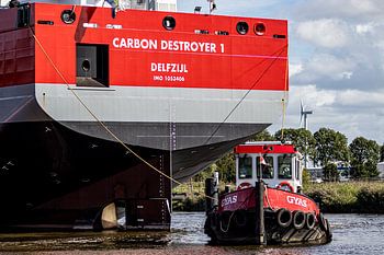Der Schlepper Gyas begleitet den Kohlenzerstörer 1.