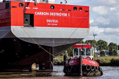 Der Schlepper Gyas begleitet den Kohlenzerstörer 1.