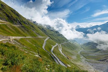 Slingerende weg over Stelvio Pas in de Dolomieten | Italië