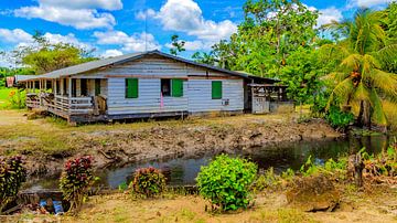 Oud huis op Plantage Katwijk bij Paramaribo in Suriname van René Holtslag
