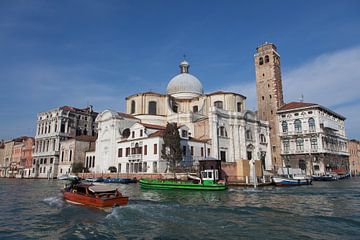Houten speedboot op kanaal in oude centrum van Venetie, Italie