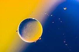 Photo macro abstraite de bulles d'huile dans l'eau qui ressemblent à des planètes sur ManfredFotos