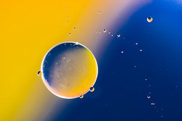 Abstracte macrofoto van oliebelletjes in water die op planeten lijken van ManfredFotos