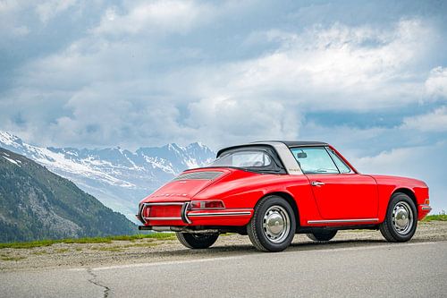 Porsche 912 Targa klassieke sportwagen in de Alpen
