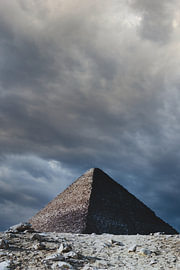 Antike Pyramide vor stürmischem Himmel von Imladris Images
