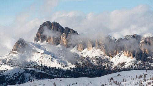 Panoramisch uitzicht op de machtige bergtoppen