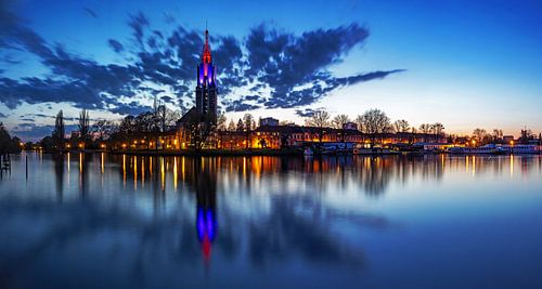 De skyline van Potsdam met de Heilige Geest kerk aan de rivier de Havel