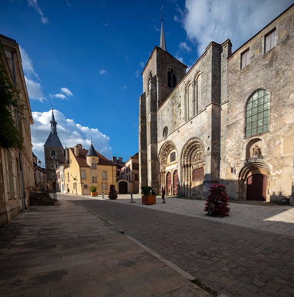 Kirche (Collégiale) Saint-Lazare in Avallon, Frankreich von Joost Adriaanse