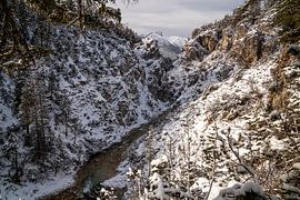 The Gleiersch Gorge in winter with snow, ice, and hanging icicles. von Miriam Schwarzfischer Fotografie