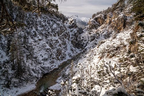 De Gleiersch Klamm in de winter met sneeuw, ijs en hangende ijspegels.