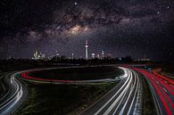 Langzeitbelichtung der Autobahn 661 mit Milchstraße und Frankfurter Skyline von Fotos by Jan Wehnert Miniaturansicht