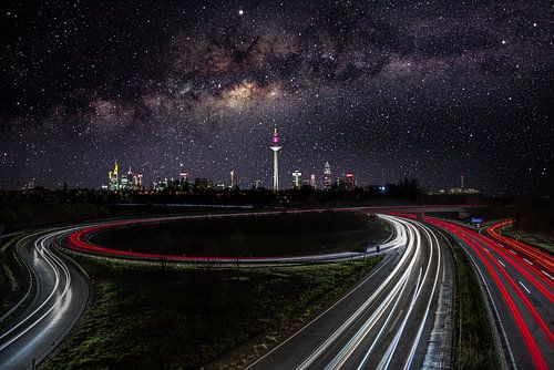 Lange blootstelling van snelweg 661 met melkweg en Frankfurt skyline
