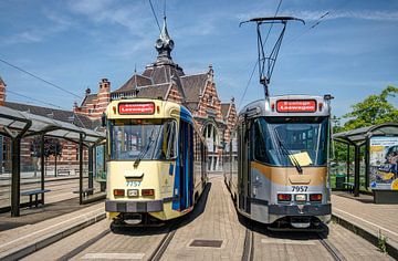 Brussel - Schaarbeek - trams voor station Schaarbeek van Maarten de Waard