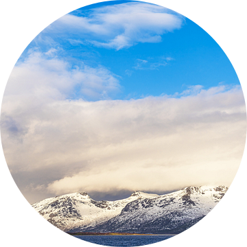 Bergen en rotsen in de winter bij Harstad in Noorwegen