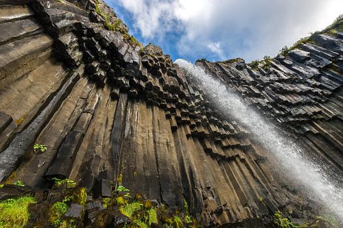 Aan de voet van de Svartifoss