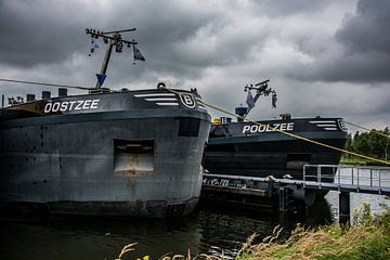 Binnenvaartschepen in de haven Amsterdam. van scheepskijkerhavenfotografie