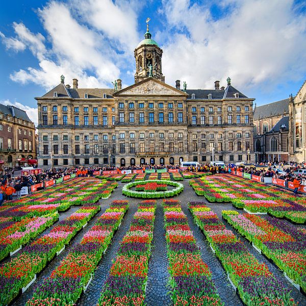Le palais sur la place Dam à Amsterdam au début de la saison des tulipes par Frans Lemmens