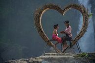 Ältere Schwester mit ihrem jüngeren Bruder am Blangsinga-Wasserfall in Gianyar, Bali von Anges van der Logt Miniaturansicht