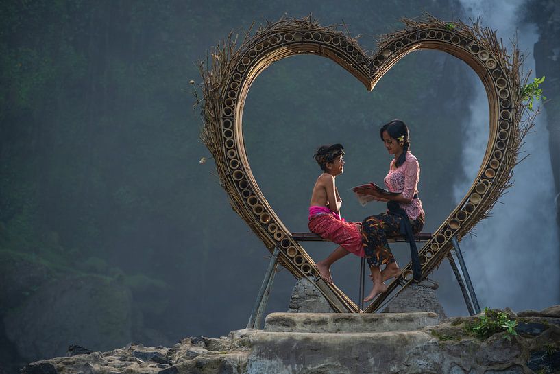 Oudere zus met haar jongere broer bij de Blangsinga waterval in Gianyar, Bali van Anges van der Logt