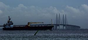 Tanker vor Brücke [Breitwandfoto]
