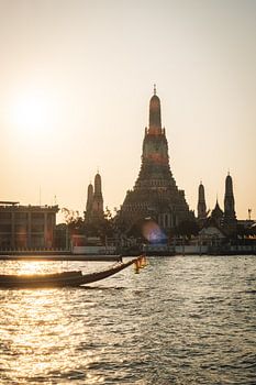 Sonnenstrahlen über Wat Arun – Magie am Chao Phraya