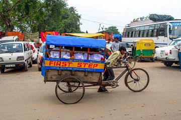 Rikscha mit Schulkindern in Neu-Delhi, Indien