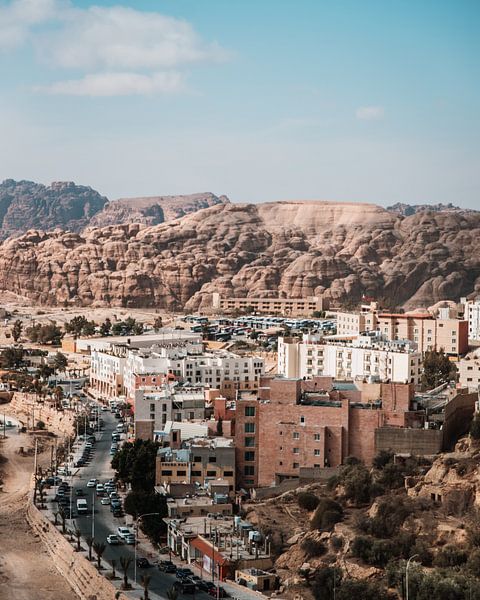 City in Jordan next to Petra by Dayenne van Peperstraten