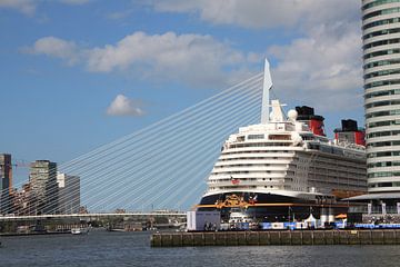 Le navire de croisière Disney embarque des passagers pour un voyage lointain sur Marcel F.J. Homan