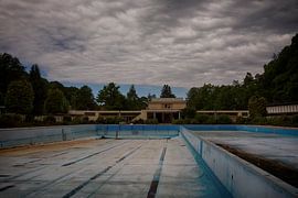 Urbex: Abandoned swimming pool by Carola Schellekens