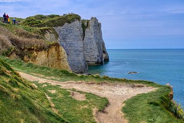 Hiking trail to the top of the cliffs of Étretat by Joran Quinten