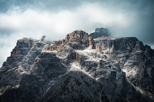 Bergtop die uit de wolken oprijst, Dolomieten, Italiaanse Alpen