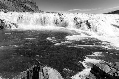 IJsland - waterval Bláskógabyggo in zwart wit