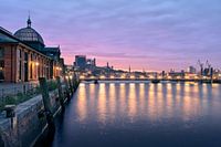 Morgendämmerung über dem Hamburger Hafen