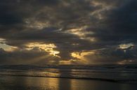 Stralen van licht aan het strand van Barbara Brolsma thumbnail