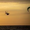 Silhouet van een Kitesurfer van Ton Tolboom